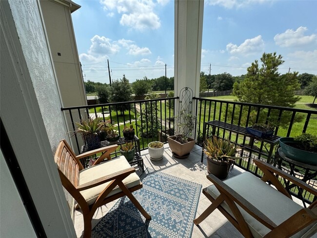 Building Photo - 2018 Royal Landing Dr
