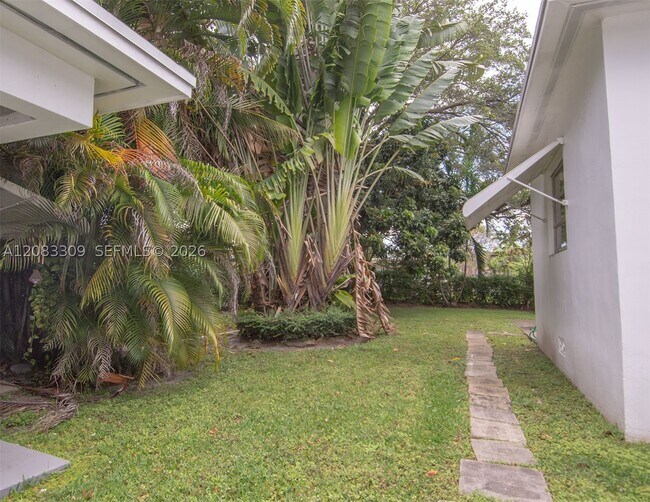 Building Photo - 6090 SW 27th St