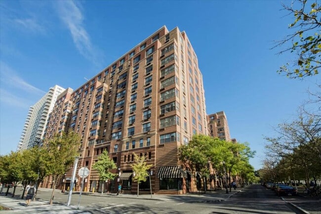 Building Photo - 330 River St