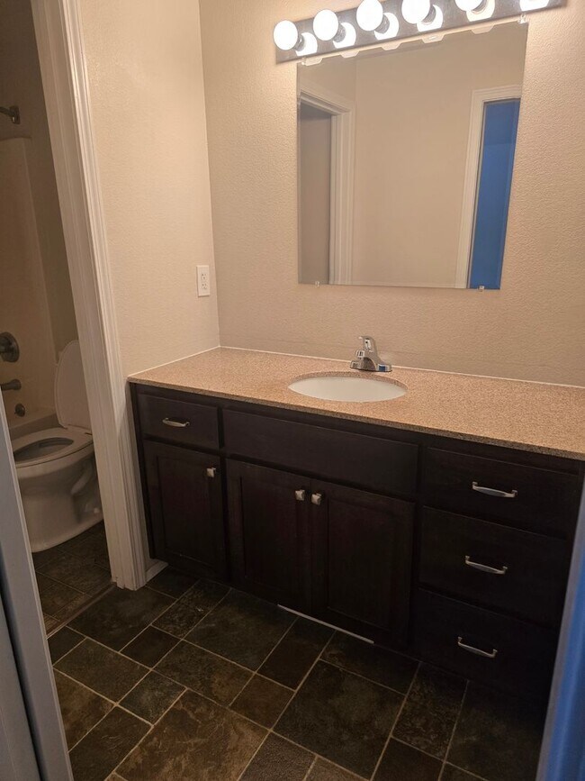 Building Photo - MM2240-1