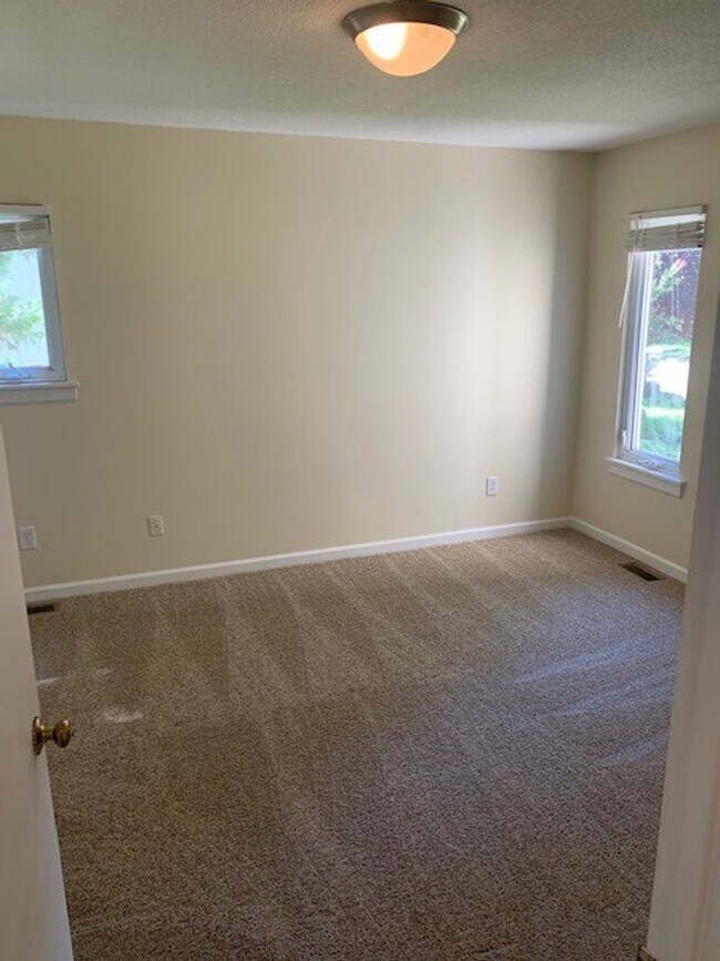 Building Photo - Rent Special! Half Month FREE!
