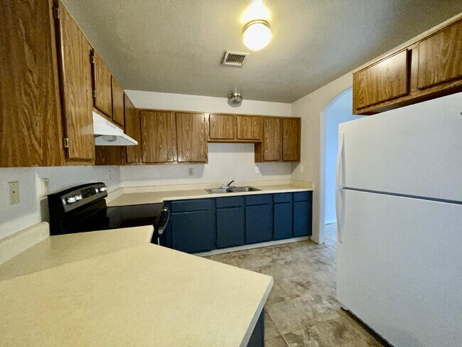 Building Photo - 2 bed 2 bath central location.