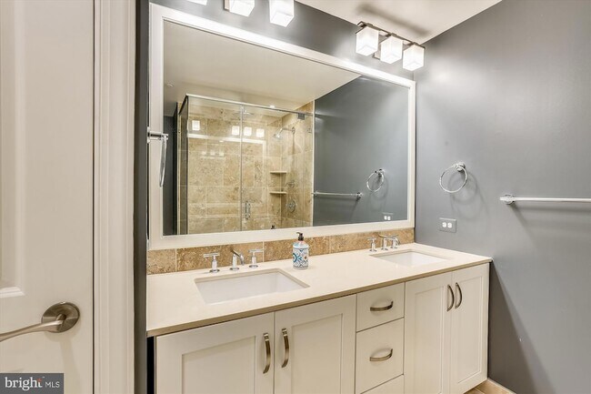 Building Photo - 4915 Hampden Ln