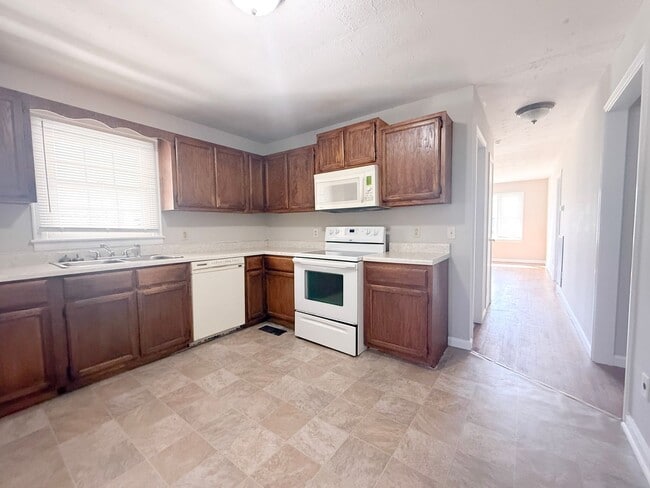 Building Photo - Spacious 3-Bedroom Home with Screened-In Porch and Ample Parking in Cookeville