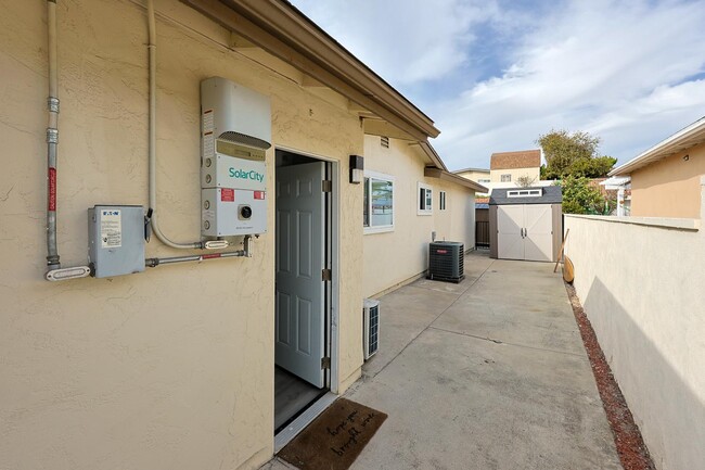 Building Photo - 3772 Clavelita St