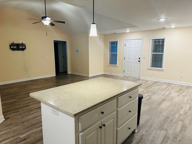 Building Photo - Spacious 4BR Home on 1.98 Acres with Modern Finishes in Tupelo Hills