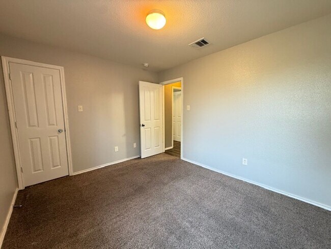 Building Photo - Nice 3 bedroom 2 Bath One Story Home..Avai...