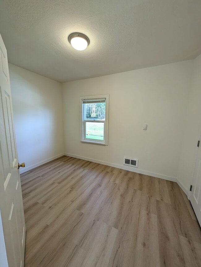 Building Photo - Charming 2 Bed Rental w Bonus Space & Loft! Available Now!