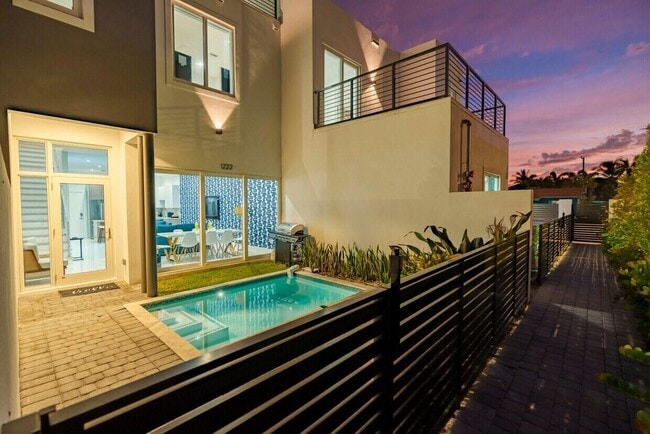 Building Photo - 1222 NE 15th Ave