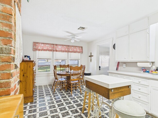 Building Photo - Quiet home in the central part of town