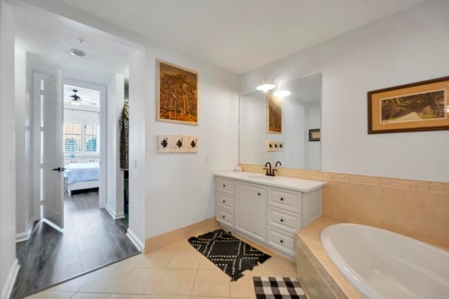 Building Photo - 10 Harbour Isle Dr E