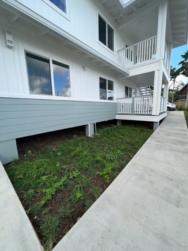 Building Photo - 3 bedrooms/ 2 baths on the ground level Du...