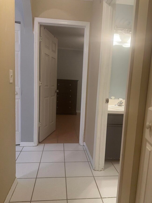 Building Photo - 379 SW Jeanne Ave