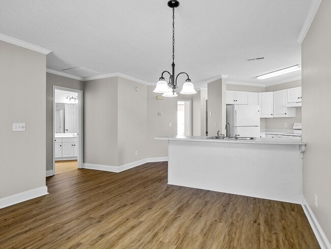 Building Photo - Charming 2 BR, 2.5 BA, One Story End Unit ...