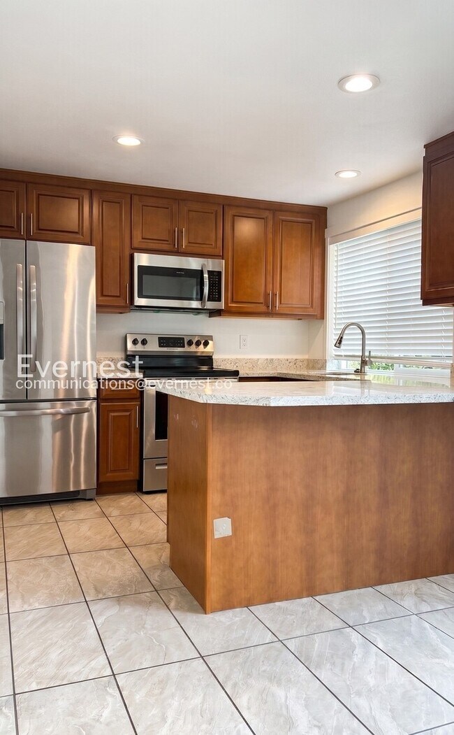 Building Photo - 3-Bed/2.5-Bath Home with Fenced Yard & Attached Garage/Available Now!