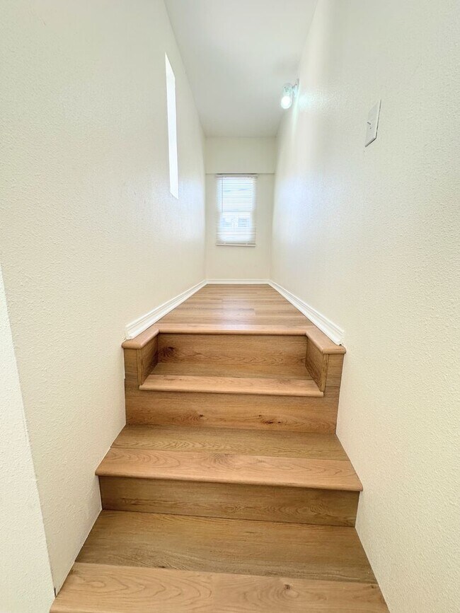 Building Photo - *UP TO 2 MONTHS FREE RENT* 5bd/1.5ba, Inqu...