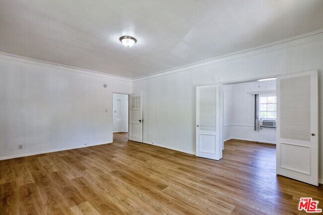 Building Photo - 203 S Doheny Dr