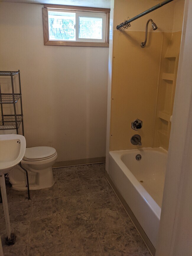 Building Photo - 414 S 12th Ave