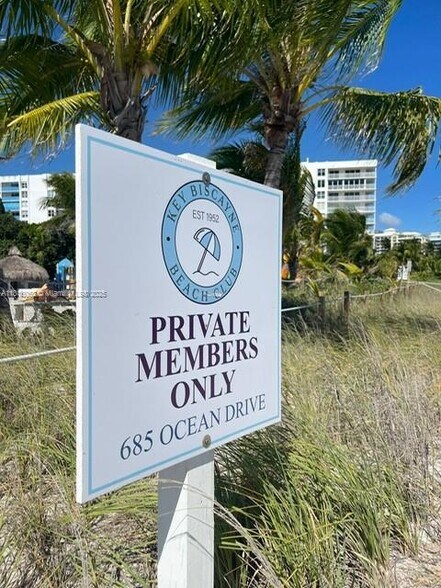 Building Photo - 375 Harbor Ct