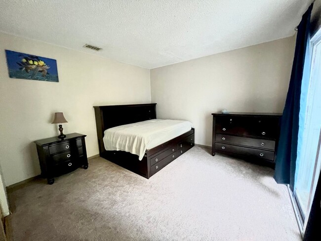 Building Photo - Two Bed, 1.5 bath Townhouse in the heart o...