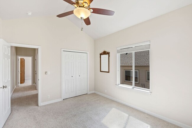 Building Photo - Charming Awbrey Butte Home Available NOW