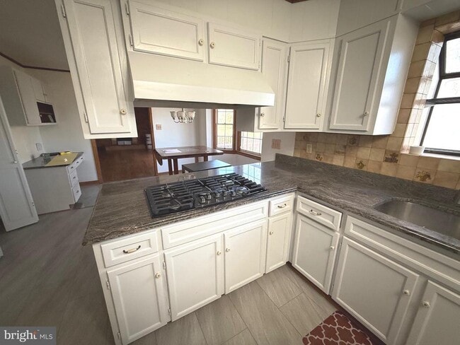 Building Photo - 9608 Burke View Ave