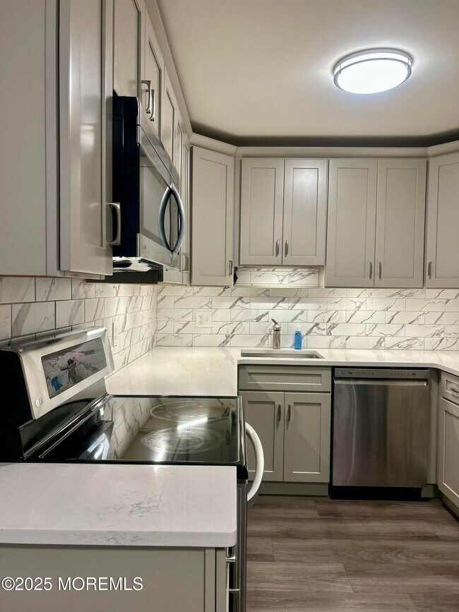 Building Photo - 330 Shore Dr