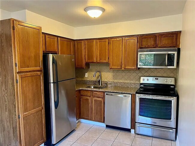 Building Photo - 20 Manor Dr