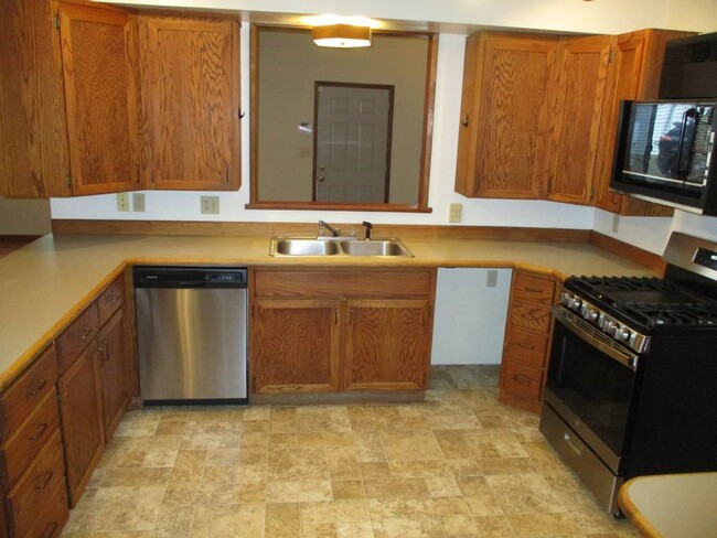 Building Photo - 2 bedroom 1 bathroom Apartment close to Do...