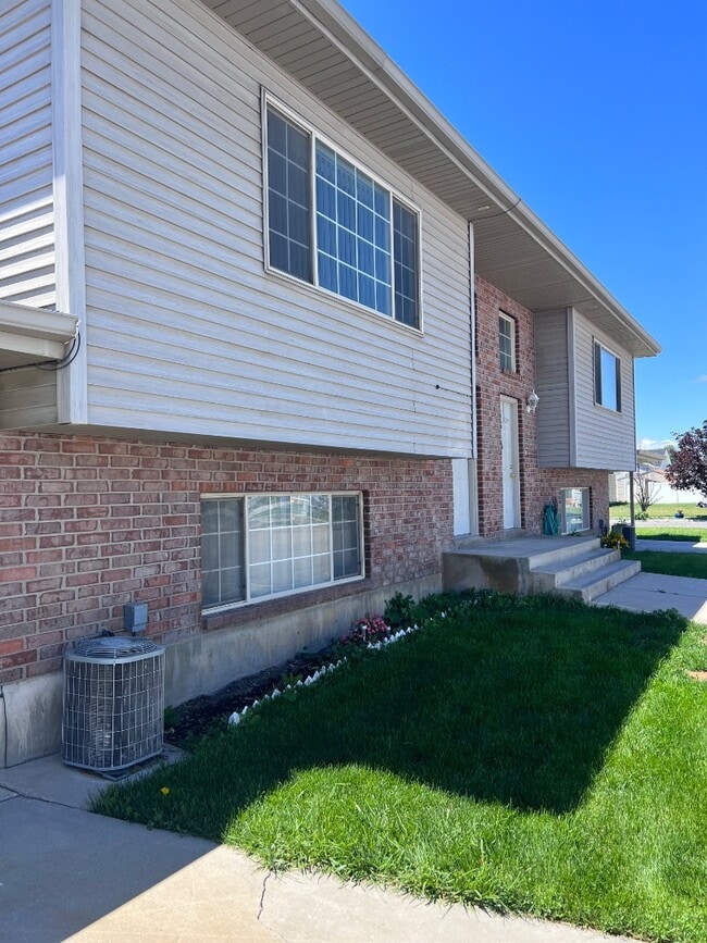 Primary Photo - 570 W 350 N