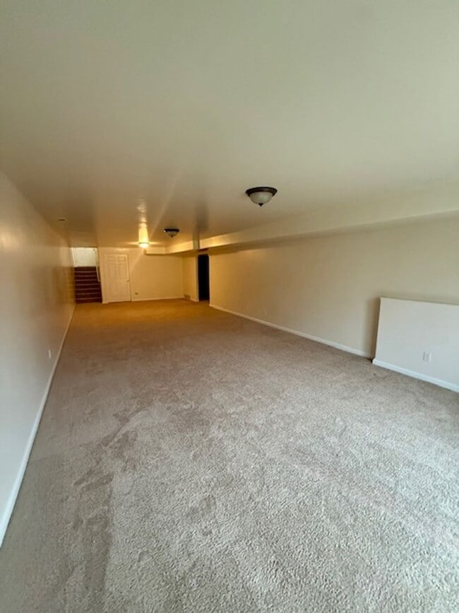 Building Photo - Spacious 4 Bed / 3 Bath Duplex on 1 Acre –...
