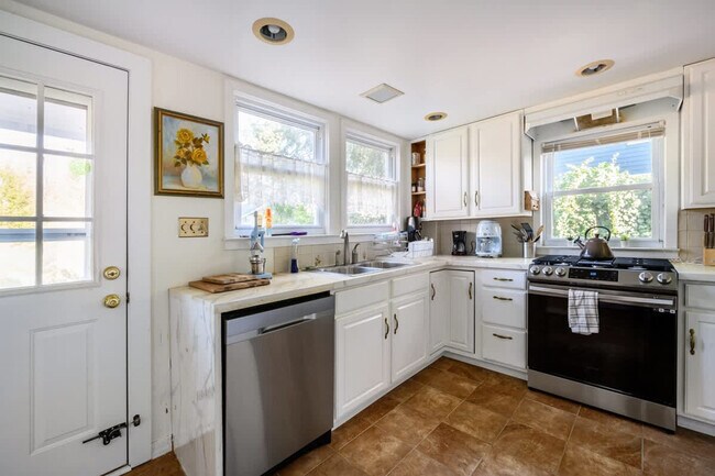 Building Photo - 54 River Dr