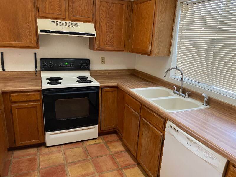 Building Photo - 7840 N Viewpointe Cir