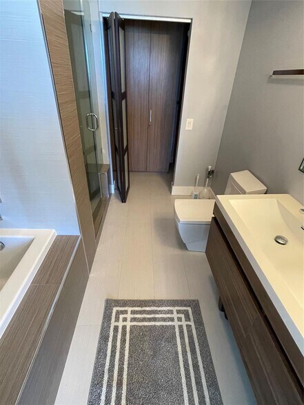 Building Photo - 6365 Collins Ave