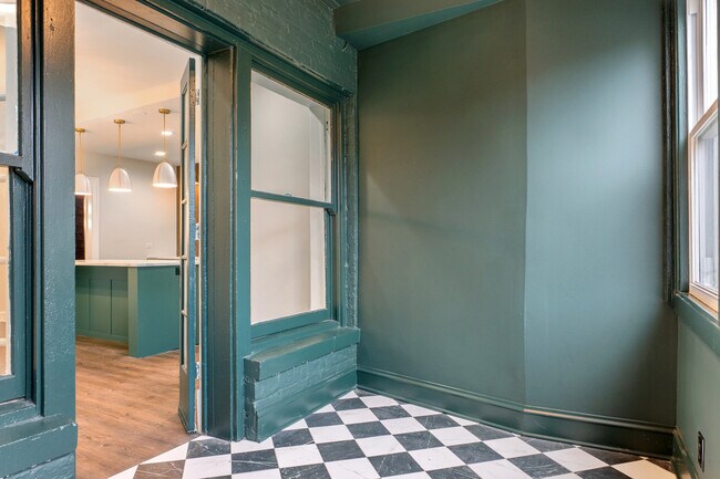 Building Photo - 660 E 51st St