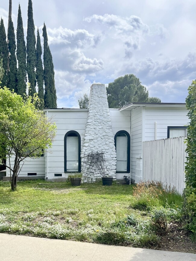 Building Photo - 3657 Roselawn Ave