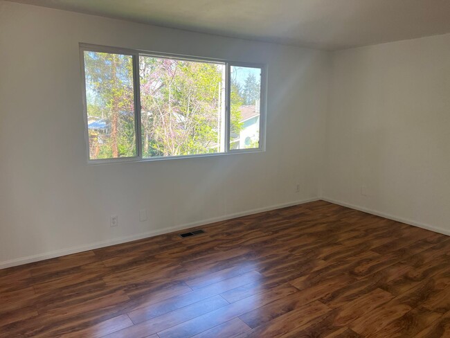 Building Photo - 4bd/2.75ba Bellevue Home