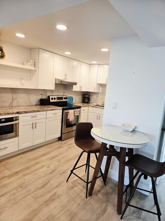 Building Photo - 9923 S Hollybrook Lake Dr