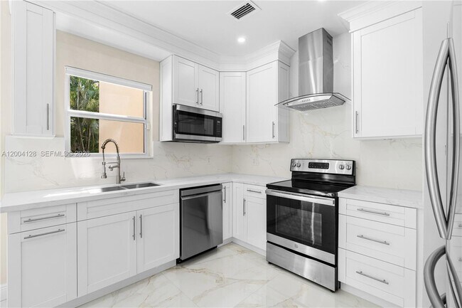 Building Photo - 2413 N Greenway Dr