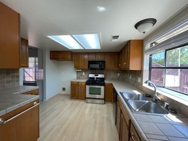 Building Photo - 3668 Cherrywood Dr