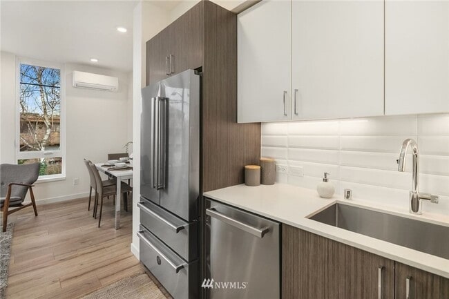 Building Photo - 2Bd/1.75Ba Seattle Townhouse