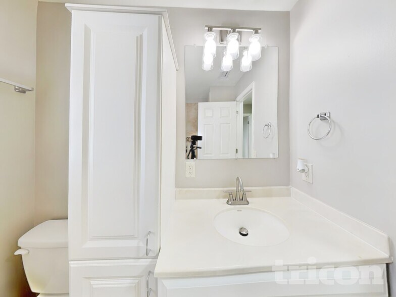 Building Photo - 818 Tarawood Ln