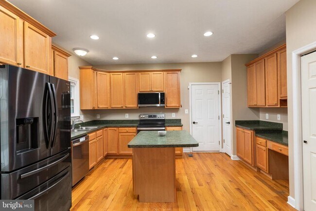 Building Photo - 677 Dellinger Dr