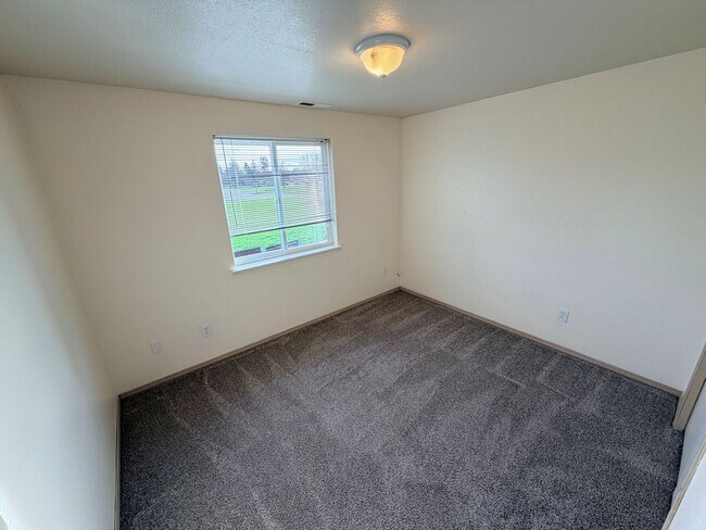 Building Photo - Three Bedroom Duplex in Keizer, Landscaping Included!