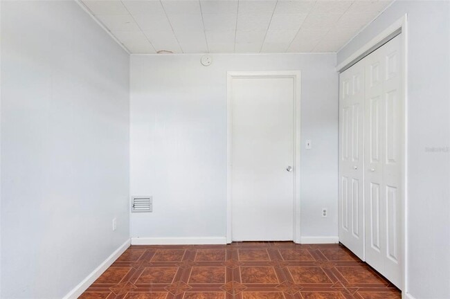 Building Photo - 2900 Leslee Lake Dr N