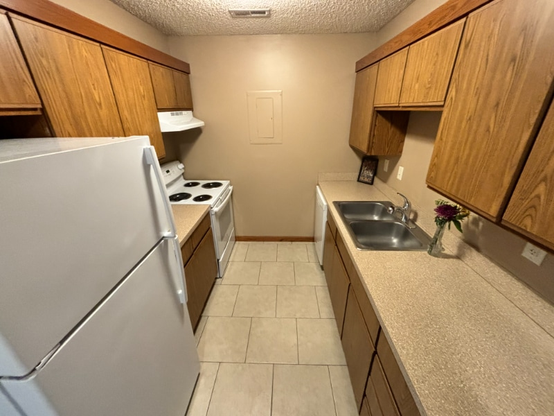 Building Photo - 5010 Emerald Dr