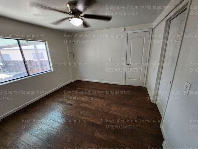Building Photo - 3 bedroom/ 2 bathroom home