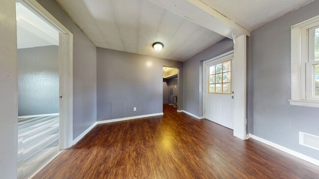 Building Photo - 3 Bedroom Ranch in Madison