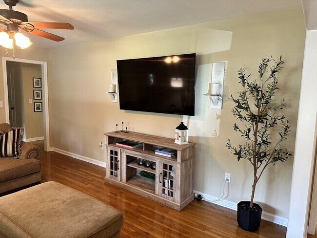 Building Photo - 2204 N Dallerton Cir