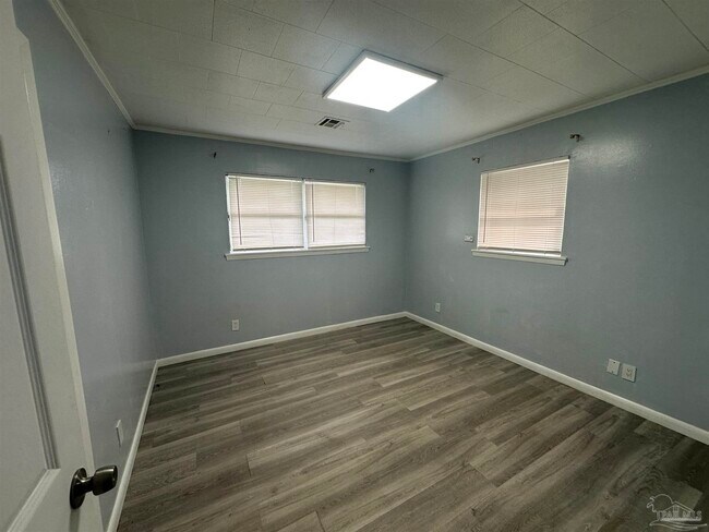 Building Photo - 2833 Bellview Ave